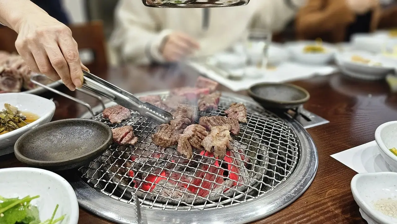 "Skewers of grilled beef heart kebabs with bell peppers and onions on a serving platter."